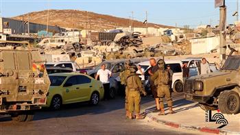 الاحتلال الاسرائيلي يعتدي على المواطنين العالقين عند مدخل "عناتا" شمال شرق القدس
