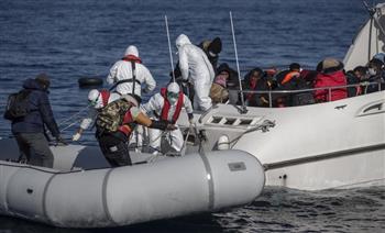 السلطات اليونانية تبدأ عملية بحث وإنقاذ لعشرات المهاجرين عقب غرق قاربهم
