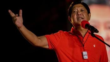 رئيس الفلبين يتفقد جوا مناطق الانهيارات الأرضية الناجمة عن العاصفة الإستوائية "باينج"