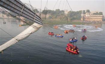 رئيس الوزراء الهندي يزور موقع انهيار الجسر المعلق