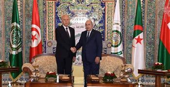الرئيس التونسي يصل إلى الجزائر للمشاركة في مجلس جامعة الدول العربية