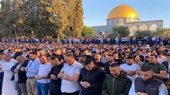 60 ألف فلسطيني يؤدون صلاة الجمعة في باحات المسجد الأقصى