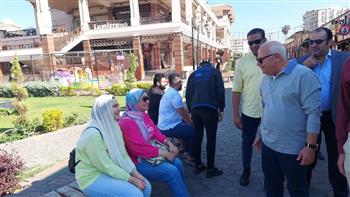 محافظ بورسعيد يتفقد شوارع المحافظة ويستمع لآراء المواطنين بشأن إنجازات المحافظة