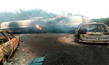 مصرع 12 شخصا إثر تحطم ناقلة وقود وانفجارها بوسط نيجيريا