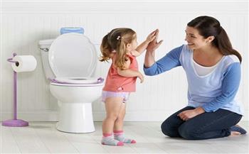 8 خطوات لتدريب طفلك على دخول الحمام