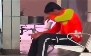 ثمن الغربة.. عامل دليفري يفطر القلوب ببكائه وحيدًا في الكويت (فيديو)
