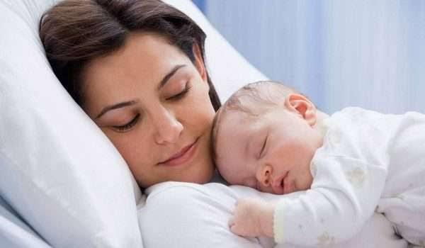 متي يعرف الطفل صوت أمه؟
