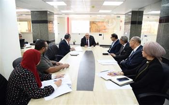 محافظ بورسعيد يتابع سير العمل بالإدارة المالية بالديوان العام
