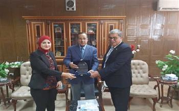 محافظ شمال سيناء يتسلم درع مشروع "سفير" لزراعة أشجار الزيتون
