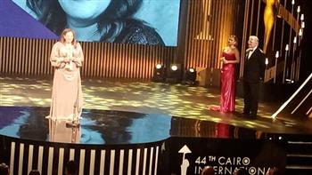 كاملة أبو ذكري تحصد جائزة "فاتن حمامة للتميز" بالدورة الـ44 لمهرجان القاهرة السينمائي الدولي