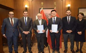 محافظ بورسعيد يوقع عقد مع مستثمر صيني لإقامة أكبر مشروع لتصنيع الجوارب في الشرق الأوسط