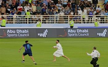 مشجع يقتحم مران الأرجنتين في الإمارات استعدادا لكأس العالم 2022