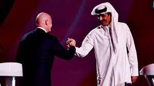 أمير قطر يتفقد مركز قيادة بطولة كأس العالم