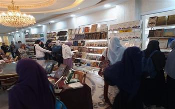 إقبال كبير على إصدارات دار الكتب والوثائق في جامعة الأزهر (صور)