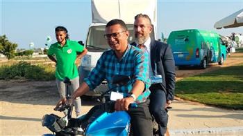 جناح قافلة الشباب والمناخ بالمنطقة الخضراء يستقبل المغامر علي عبده مستقلاً دراجته الكهربائية