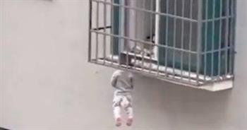معجزة.. إنقاذ طفل يتدلى من رقبته بشرفة منزله بالصين «فيديو»