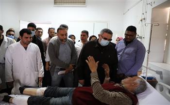 محافظ البحر الأحمر يزور مصابي حادث الزعفرانة بمستشفى رأس غارب