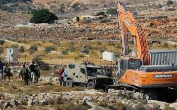 الاحتلال الإسرائيلي يخطر بوقف البناء بمسكنين في خربة حمصة