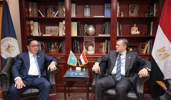 وزير السياحة والآثار يلتقي سفير كازاخستان بالقاهرة