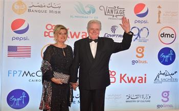  حسين فهمي وزوجته أول الحاضرين لحفل ختام مهرجان القاهرة السينمائي الـ44