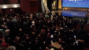 ازدحام في المسرح الكبير قبل ختام الدورة الـ44 من مهرجان القاهرة السينمائي