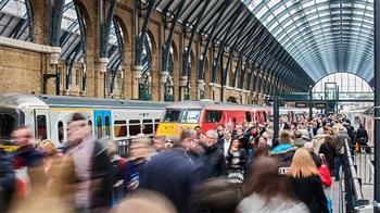 صحيفة: البريطانيون يواجهون مصاعب بسبب إضراب العاملين في القطارات خلال فترة الأعياد