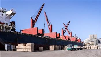 ميناء دمياط يشهد تداول 34 سفينة حاويات وبضائع عامة