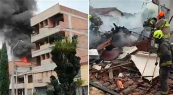 لحظة سقوط طائرة صغيرة في منطقة سكنية بكولومبيا |(فيديو)