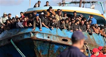 خفر السواحل اليونانى تنقذ زورقا مكتظا بمئات المهاجرين غير الشرعيين