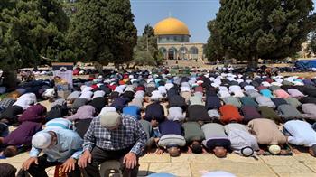 خمسون ألفا يؤدون صلاة الجمعة في المسجد الأقصى