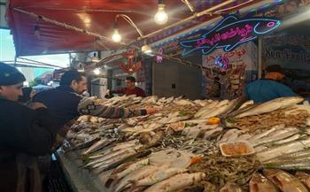 سوق الأسماك يستقبل آلاف من أبناء بورسعيد والمحافظات الأخرى