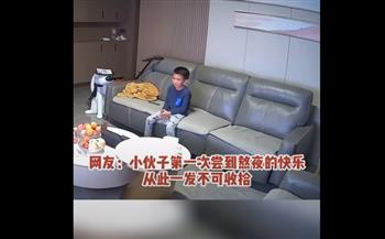بسبب مشاهدة التليفزيون.. زوجان صينيان يعاقبان طفلهما بشكل لا يصدق (فيديو)