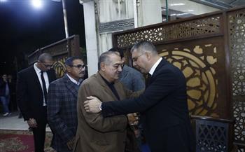 عمرو الليثي يتلقى العزاء في وفاة عمه بمسجد الحامدية الشاذلية |صور 