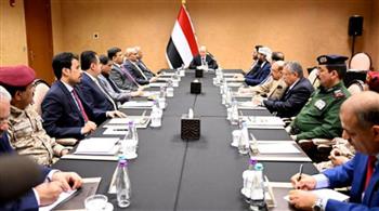 مجلس القيادة الرئاسي في اليمن يؤكد التزامه بالحد من تداعيات استهداف القطاع النفطي والمنشآت المدنية