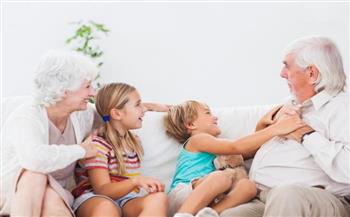 6 نصائح لتحقيق التوازن بين علاقة الأجداد والآباء في تربية الأبناء