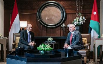 العاهل الأردني يلتقي رئيس مجلس القيادة الرئاسي اليمني