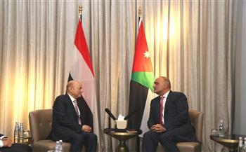 رئيس الوزراء الأردني يبحث مع رئيس مجلس القيادة الرئاسي اليمني العلاقات الثنائية