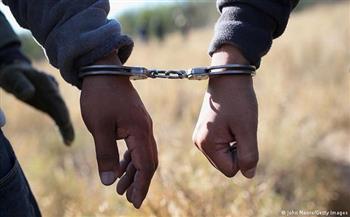 ضبط عامل بالأوقاف بتهمة الاتجار في المخدرات والأسلحة النارية بسوهاج