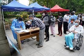 الصين تسرع في تطعيم كبار السن ضد كوفيد