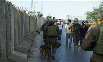 استشهاد فلسطيني قرب القدس وحملة اعتقالات واسعة في الضفة