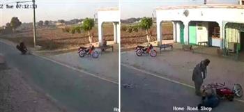 نسر ينقض على قائد دراجة نارية في وسط الشارع (فيديو)