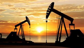 ارتفاع أسعار النفط بأكثر من 4 فى المائة مع تراجع الدولار وقرب حظر الخام الروسي