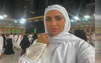 فيديو.. عارضة أزياء فرنسية تعتنق الإسلام وتثير ضجّة بنطق الشهادتين