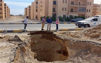 رئيس مدينة القصير يتابع أعمال إصلاح كسر بخط مياه بمنطقة أبو النصر 
