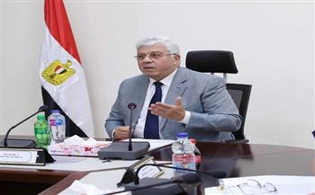 وزير التعليم العالي يكرم الفرق الفائزة بهاكاثون الجامعات المصرية  