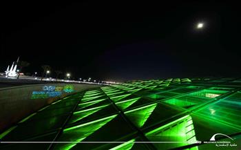 إضاءة مبنى مكتبة الإسكندرية باللون الأخضر احتفالا بانطلاق قمة المناخ COP27