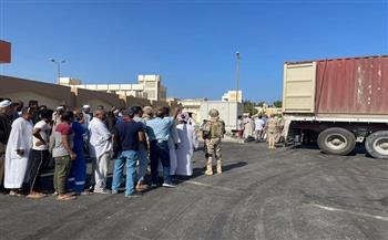 القوات المسلحة توفر السلع الغذائية بأسعار مخفضة في مرسى علم بالبحر الأحمر