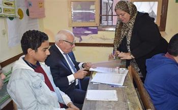 محافظ بورسعيد يستمع لعدد من الحصص الدراسية خلال تفقده سير العملية التعليمية