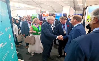رئيس وزراء بريطانيا السابق يزور جناح المحيطات بمؤتمر المناخ في شرم الشيخ 