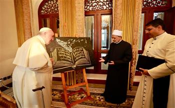 البابا فرنسيس يهدي الإمام الطيب مجسم «شجرة الزيتون» تعبيرا عن الأخوة الإنسانية